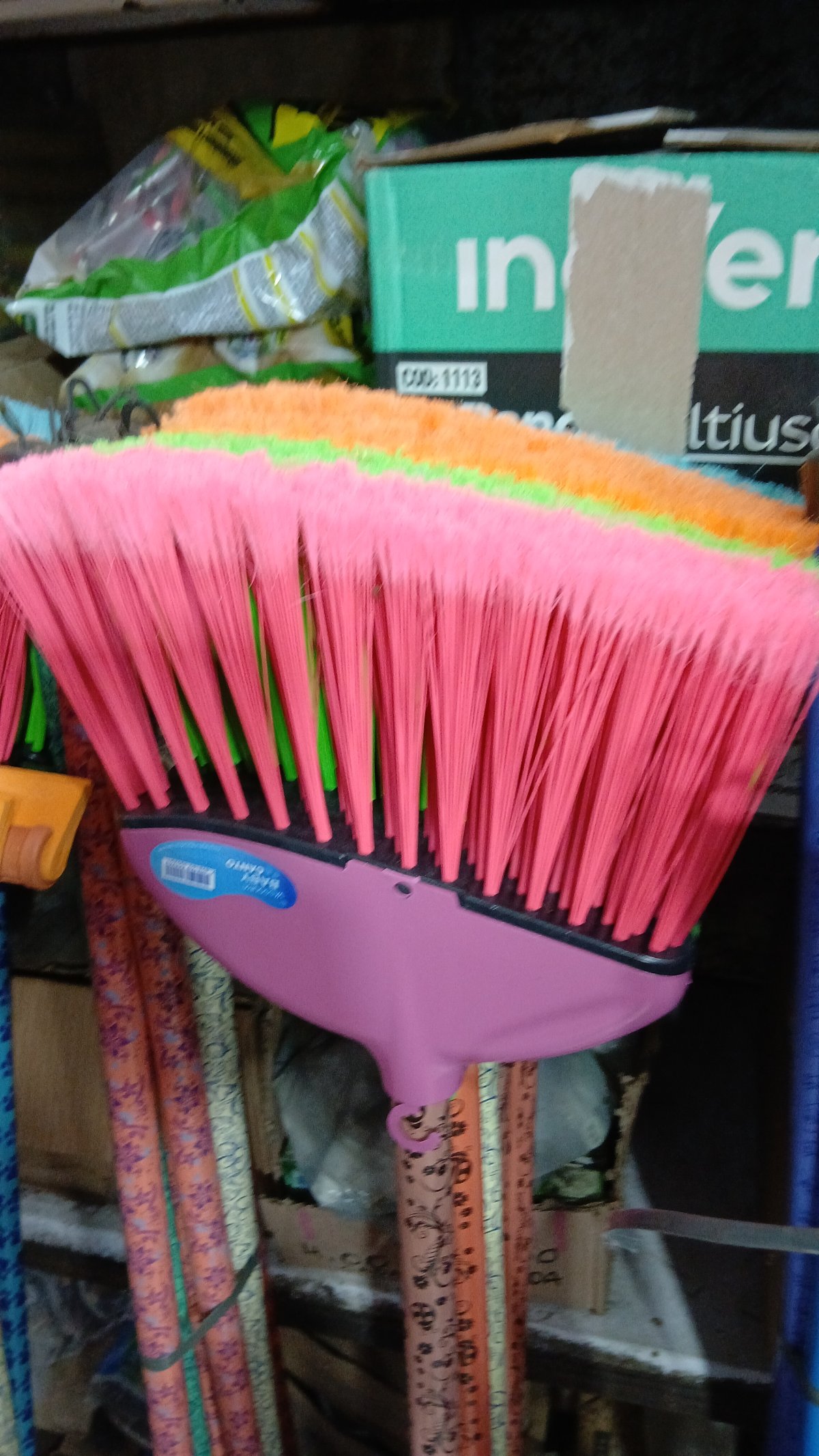 Vassoura varre canto