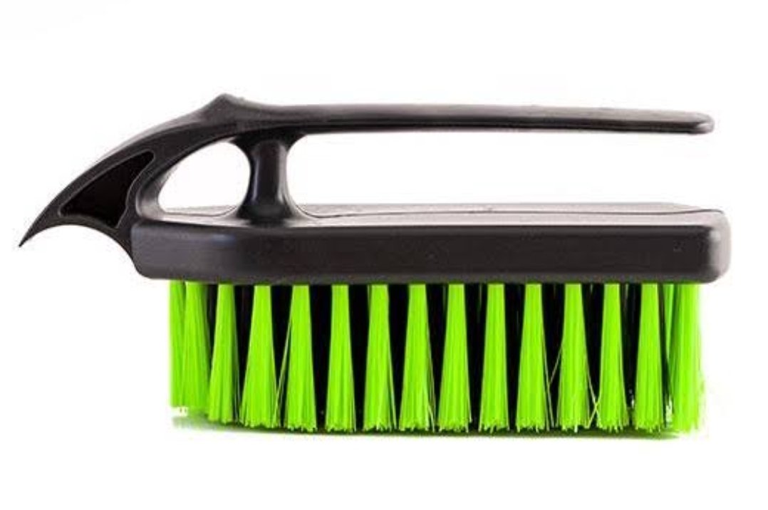 Pct com 6 escova de roupa ferrinho