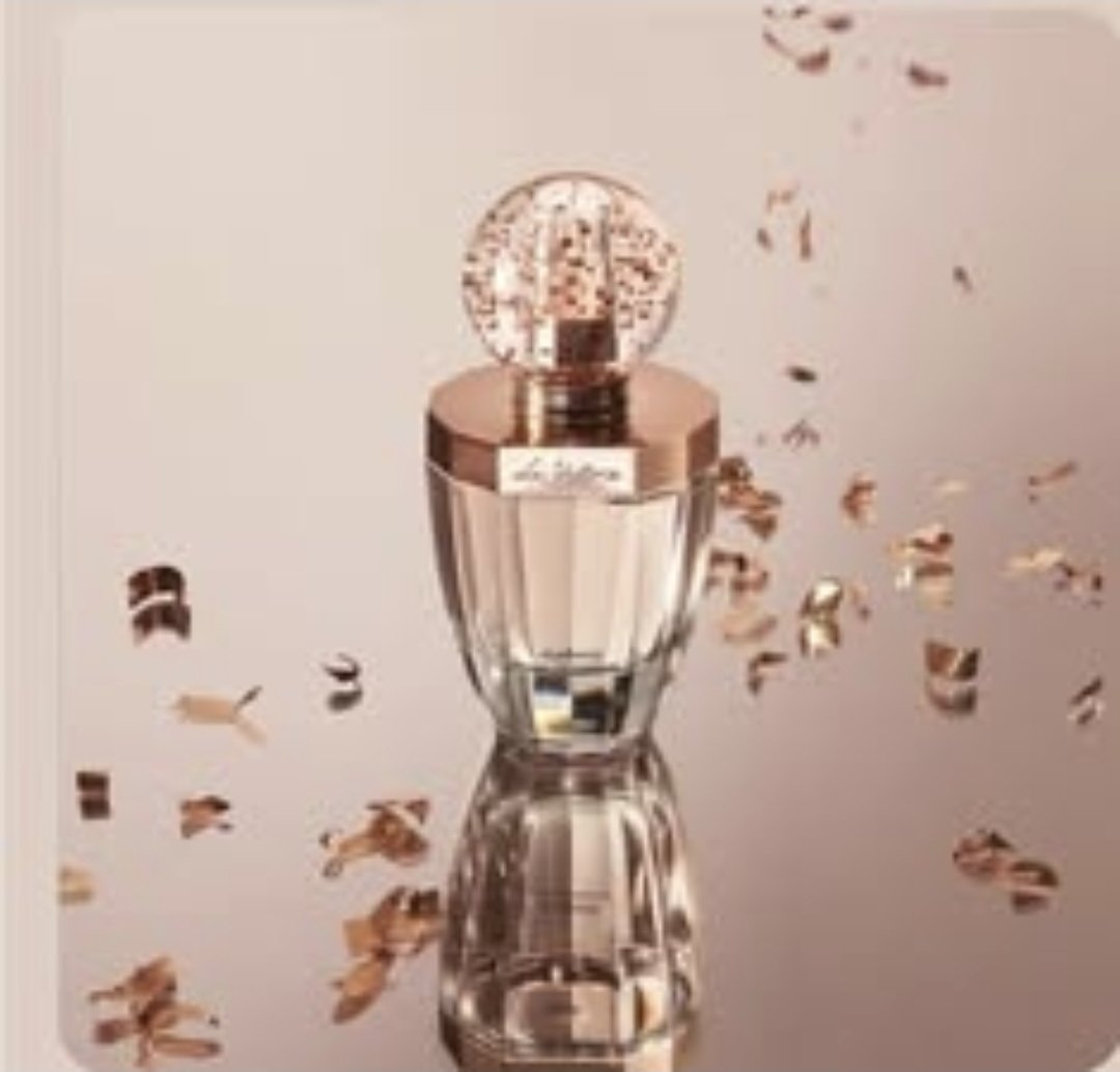 La Victorie Eau De Parfum envolve sua pele com uma fragância intensa e absolutamente deliciosa